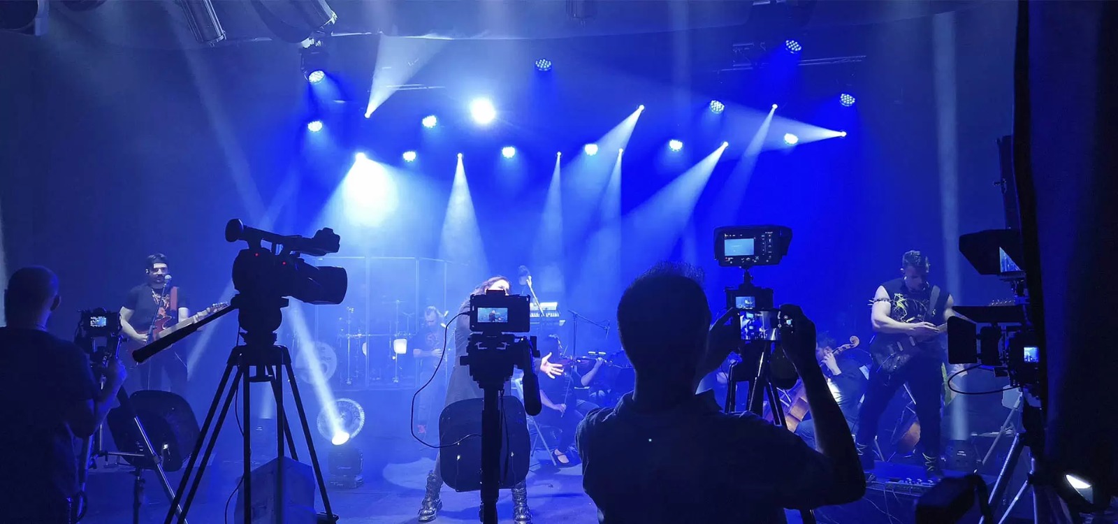 Interior de estudio de producción audiovisual equipado en Madrid